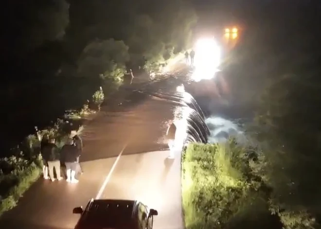 "Ночью вид еще апокалиптичней!" В Аугшдаугаве дорога превратилась в водопад