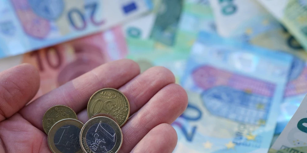 Nākamā ECB padomes sanāksme, kurā tiks noteiktas procentu likmes, plānota 24.jūlijā, un lielākā daļa novērotāju sagaida, ka pēc septiņiem secīgiem samazinājumiem ECB likmes saglabās nemainīgas.