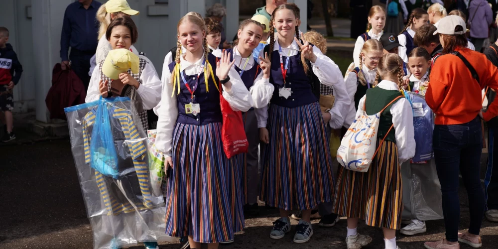 Piektdien, 11. jūlijā – XIII Latvijas Skolu jaunatnes dziesmu un deju svētku septītajā dienā – BTA Daugavas stadionā tiks izdejots viens no gaidītākajiem Svētku notikumiem – deju lielkoncerts “Es atvēru Laimas dārzu”. 