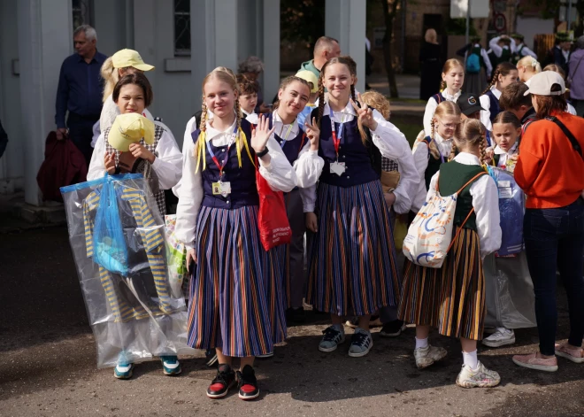 Piektdien, 11. jūlijā – XIII Latvijas Skolu jaunatnes dziesmu un deju svētku septītajā dienā – BTA Daugavas stadionā tiks izdejots viens no gaidītākajiem Svētku notikumiem – deju lielkoncerts “Es atvēru Laimas dārzu”. 