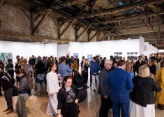 FOTO: "Riga Contemporary" atklāšanā 2000 apmeklētāju un spēcīgs starts pirmajai starptautiskajai mākslas mesei Rīgā