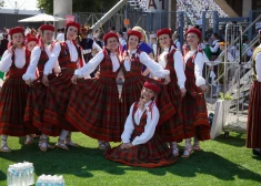FOTO: krāšņi tērpi un smaidīgas sejas - dejotāji pulcējas lielkoncertam “Es atvēru Laimas dārzu”