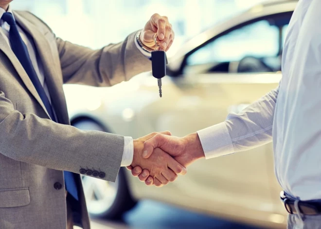 Жители Латвии бросились покупать новые авто - рост продаж как в тучные годы