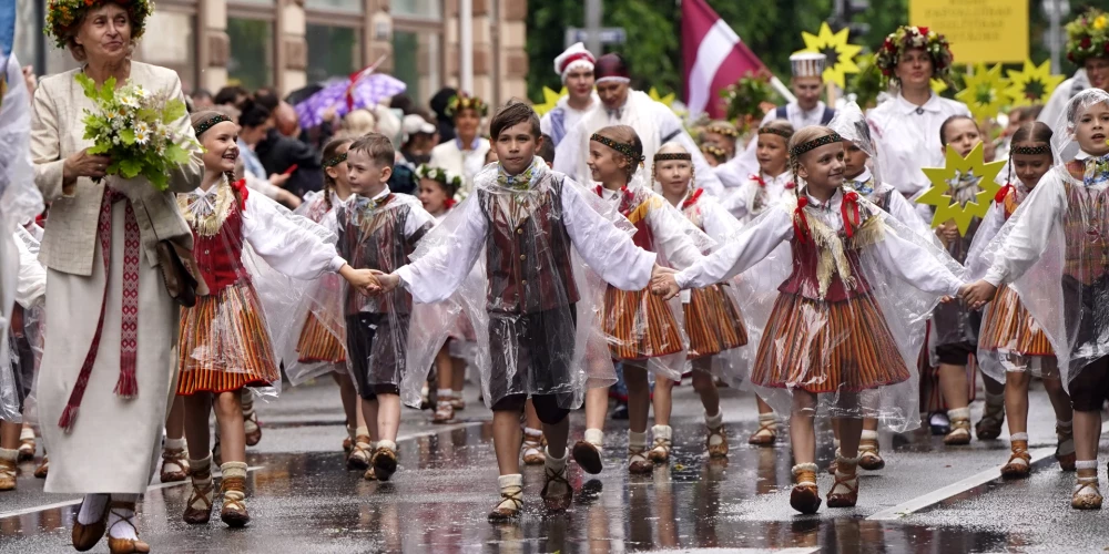Satiksmes ierobežojumi Rīgā svētdien, 13. jūlijā, Skolu jaunatnes dziesmu un deju svētku gājiena laikā.