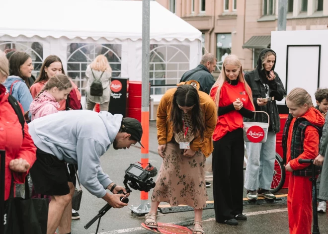 Несмотря на переменчивые погодные условия, 10 июля сотни любителей сладкого пришли на уже 13-й по счету Праздник шоколада Laima, который традиционно прошел во дворе исторической шоколадной фабрики Laima на улице Миера, 22, в Риге.