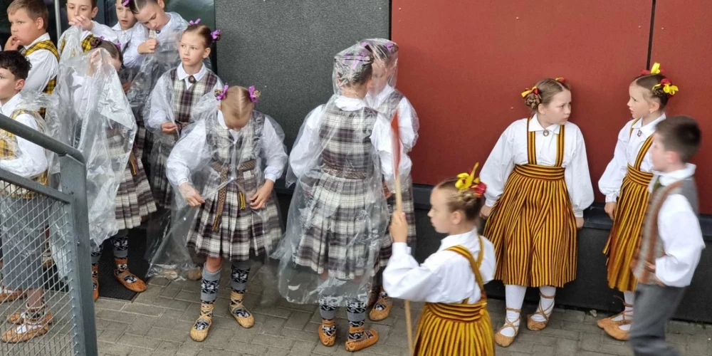 Lietusgāze deju lielkoncerta “Es atvēru Laimas dārzu” laikā (foto: Mārtiņš Ziders)