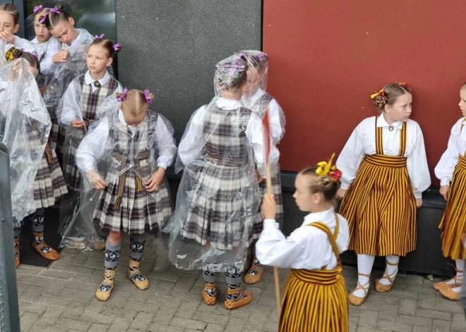 Lietusgāze deju lielkoncerta “Es atvēru Laimas dārzu” laikā (foto: Mārtiņš Ziders)