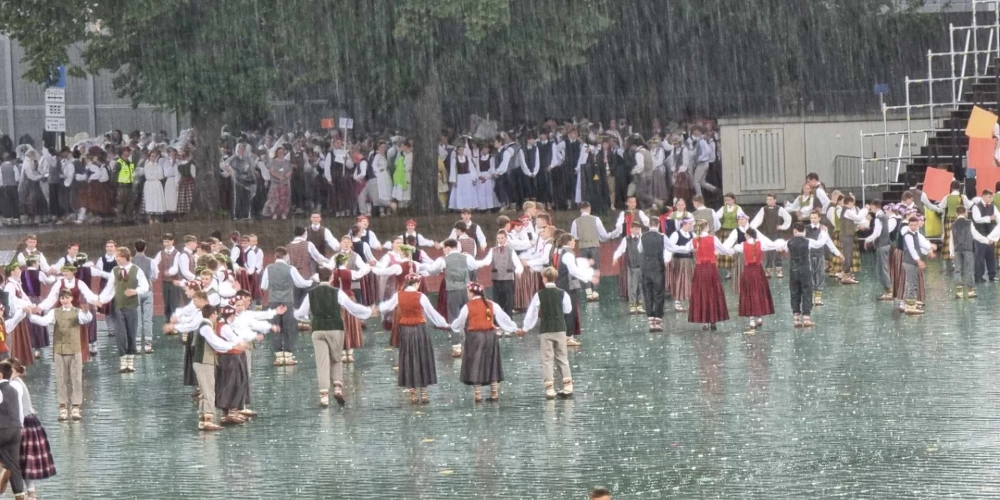 Lietusgāze deju lielkoncerta “Es atvēru Laimas dārzu” laikā (foto: Mārtiņš Ziders)