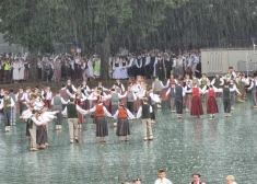 Lietusgāze deju lielkoncerta “Es atvēru Laimas dārzu” laikā (foto: Mārtiņš Ziders)