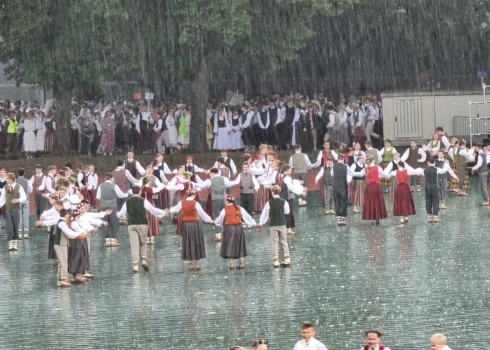 Lietusgāze deju lielkoncerta “Es atvēru Laimas dārzu” laikā (foto: Mārtiņš Ziders)