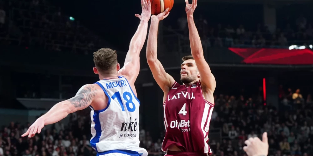 Latvijas izlases spēlētājs Ojārs Siliņš (nr.4, sarkanā tērpā) 2025.gada Eiropas čempionāta kvalifikācijas spēlē basketbolā "Arēnā Rīga", kurā tiekas Latvijas un Slovākijas valstsvieības.