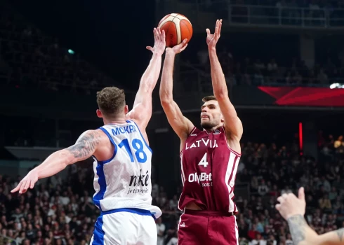 Latvijas izlases spēlētājs Ojārs Siliņš (nr.4, sarkanā tērpā) 2025.gada Eiropas čempionāta kvalifikācijas spēlē basketbolā "Arēnā Rīga", kurā tiekas Latvijas un Slovākijas valstsvieības.