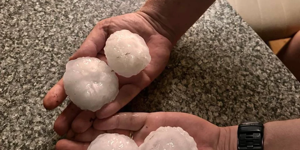 Iespaidīgie krusas graudi Smiltenes novadā (foto: Inga Ceļmillere)