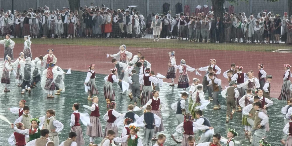Lietavas pārsteidza dejotājus Daugavas stadionā, bet vēlāk tehnisku iemeslu dēļ pasākums tika pārtraukts (foto: Mārtiņš Ziders)