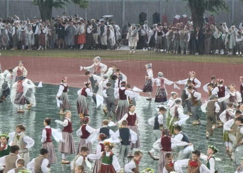 Lietavas pārsteidza dejotājus Daugavas stadionā, bet vēlāk tehnisku iemeslu dēļ pasākums tika pārtraukts (foto: Mārtiņš Ziders)