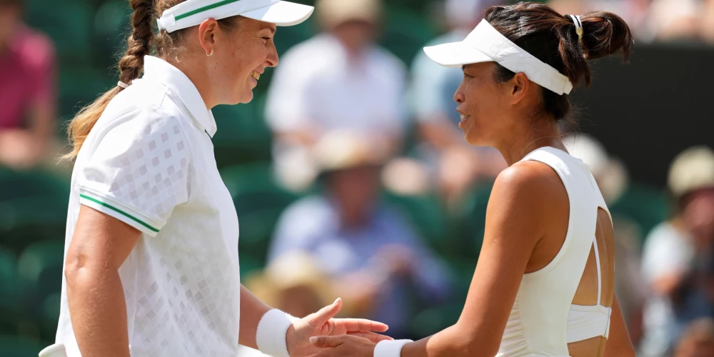 Aļona Ostapenko ar taivānieti Suveju Sji (foto: Scanpix / AP)