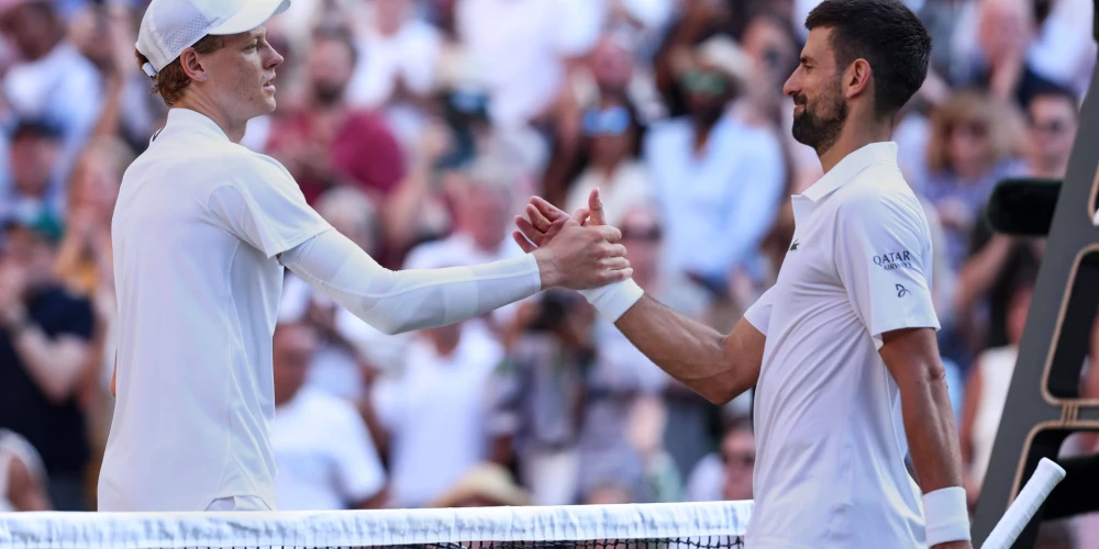 Pasaules pirmā rakete Janiks Siners (pa kreisi) pēc spēles sarokojas ar 24 "Grand Slam" trofeju īpašnieku Novāku Džokoviču
