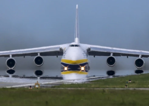 Viena no pasaules lielākajām kravas lidmašīnām "An-124" Leipcigas lidostā