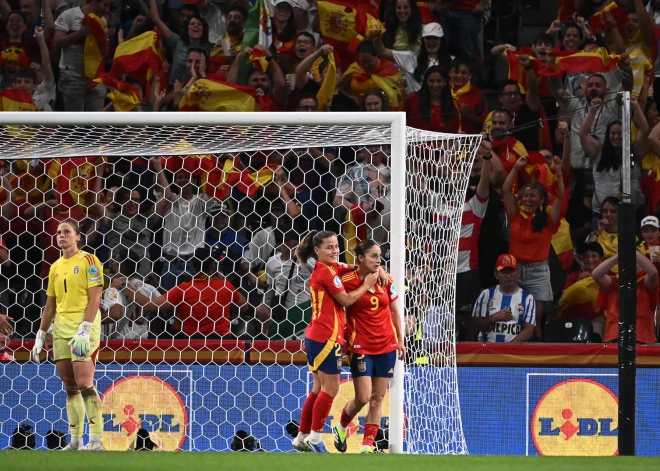 Spānijas dāmas pārliecinoši pieveic Itāliju, taču Eiropas čempionāta ceturtdaļfinālā iekļūst abas