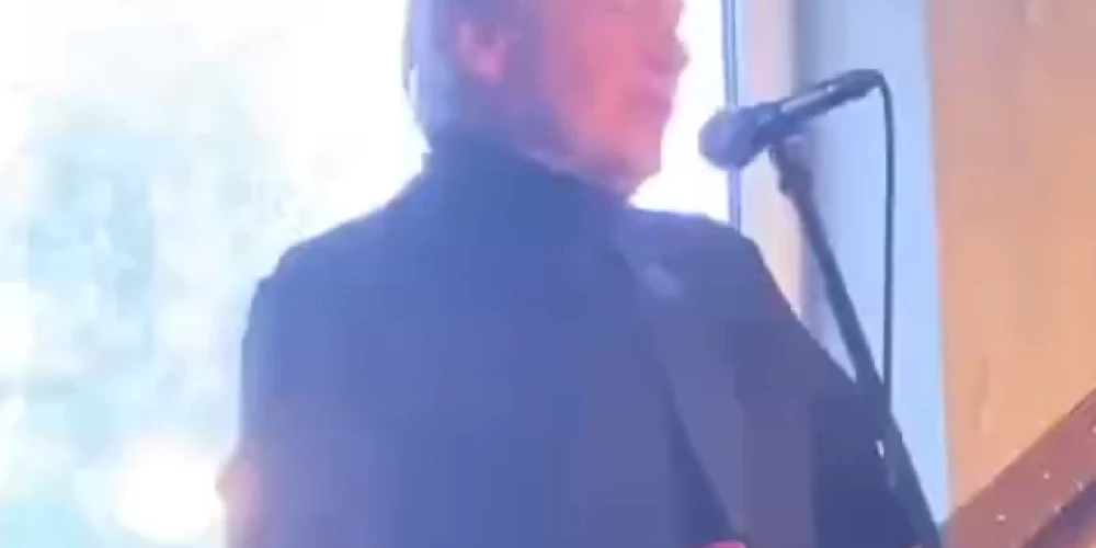 Brīdis, kad zibens "izsit korķus" Muktupāvela koncerta laikā (ekrānuzņemums no video)