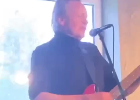 Brīdis, kad zibens "izsit korķus" Muktupāvela koncerta laikā (ekrānuzņemums no video)