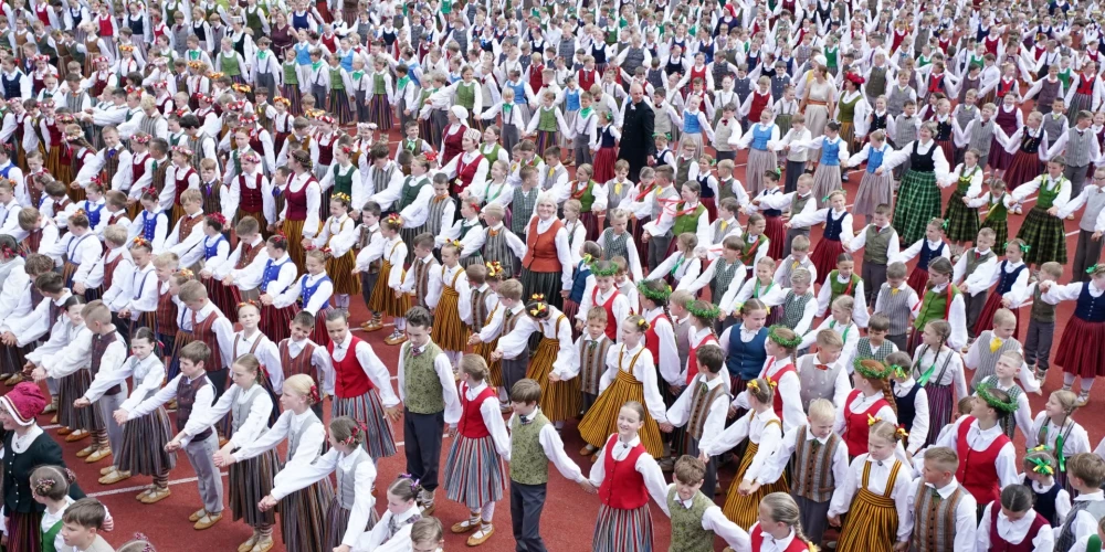 XIII Latvijas Skolu jaunatnes dziesmu un deju svētku deju lielkoncerta "Es atvēru Laimas dārzu" ģenerālmēģinājums Daugavas stadionā.