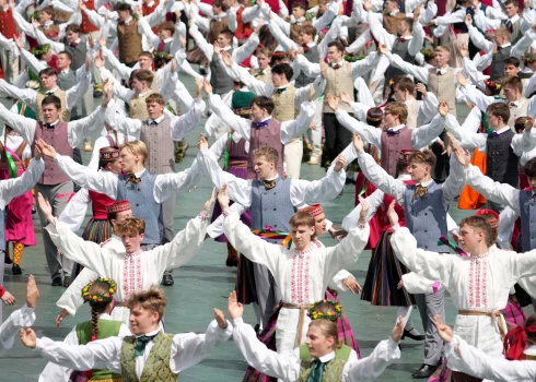 Сегодня Праздник песни и танцев школьной молодежи завершается.