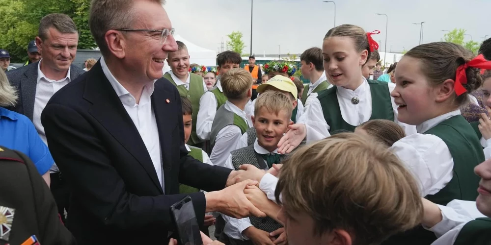 Valsts prezidents Edgars Rinkēvičs slavē skolēnu svētku dejotājus par izturību.