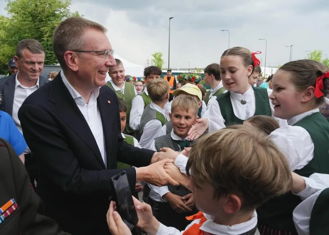 “Nobira jau kāda asara, bet tas pieder pie lietas” – prezidents slavē bērnu apņēmību pēc negaisa pārtrauktā lielkoncerta