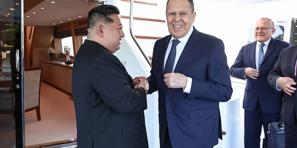 Ziemeļkorejas diktators Kims Čenuns tiekas ar Kremļa ārlietu ministru Sergeju Lavrovu.