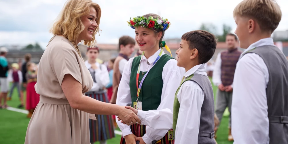  Ministru prezidente Evika Siliņa apmeklē deju lielkoncertu "Es atvēru Laimas dārzu" Daugavas stadionā.