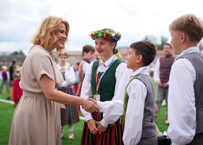 “Tās jāpiedzīvo klātienē!” – Siliņa aizkustināta pēc Dziesmu un deju svētku lielkoncerta