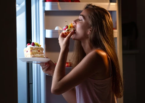 Vēlme vakarā uzkost nereti ir lielāka par produkta daudzumu, ar kuru var nomākt izsalkumu.