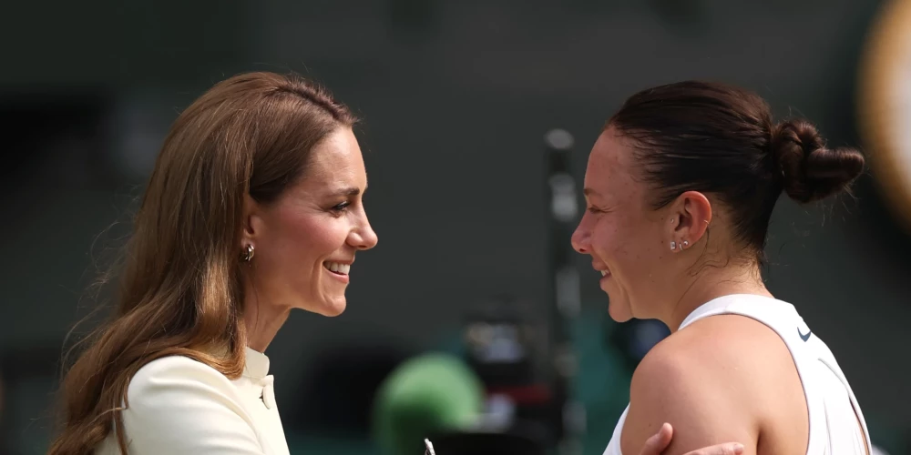 Princese Keita mierina Aņisimovu pēc smagā zaudējuma Vimbldonā.