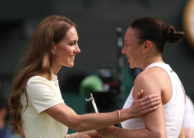 Vimbldonas fināls beidzas asarās – ko Keita pateica Aņisimovai pēc smagā zaudējuma?