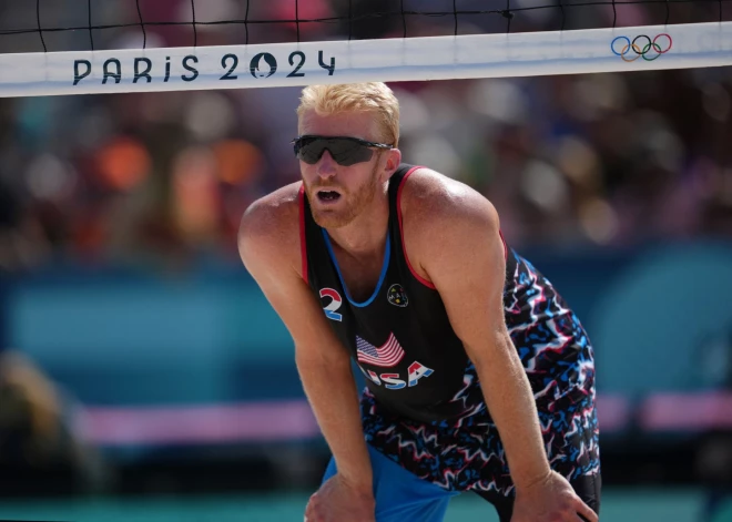 “Neviens to nespēj”: slavenais izklaides portāls TMZ raksta par latviešu izcelsmes basketbolistu, kurš iekarojis pludmales volejbolu