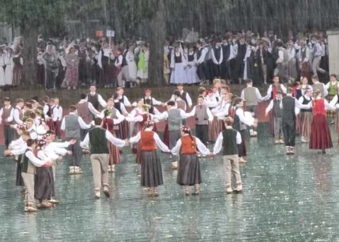 Ekstremālos apstākļos notikušais deju lielkoncerts Daugavas stadionā, nošāvies Krievijas eksministrs, Latvijas noziedznieku likvidē Lietuvā, kur ielido krievu drons: šie un citi aizvadītās nedēļas notikumi