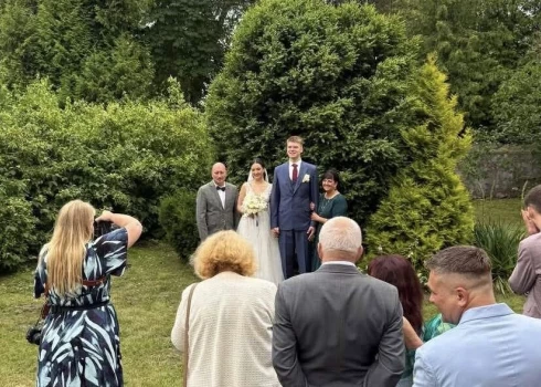 Apprecējies Latvijas basketbola izlases kandidāts Kārlis Šiliņš ar basketbolisti Paulu Kļeščovu.