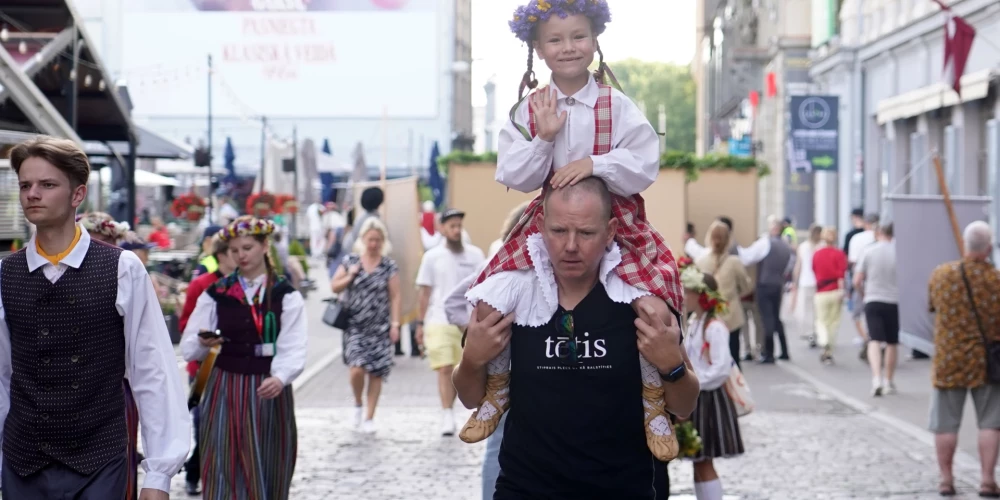 XIII Latvijas Skolu jaunatnes dziesmu un deju svētku gājiens.