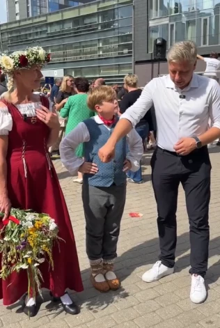 Нил Ушаков с женой и семьей.