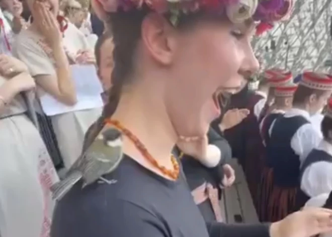 Dziesmusvētku brīnums! “Te-aust” ģenerālmēģinājuma laikā dziedātājai uz pleca nolaidās putniņš