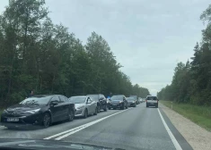 Vairāku automašīnu sadursme pie Ķemeru Nacionālā parka izraisījusi pamatīgu sastrēgumu Rīgas virzienā
