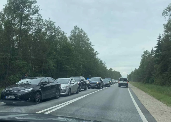 Vairāku automašīnu sadursme pie Ķemeru Nacionālā parka izraisījusi pamatīgu sastrēgumu Rīgas virzienā