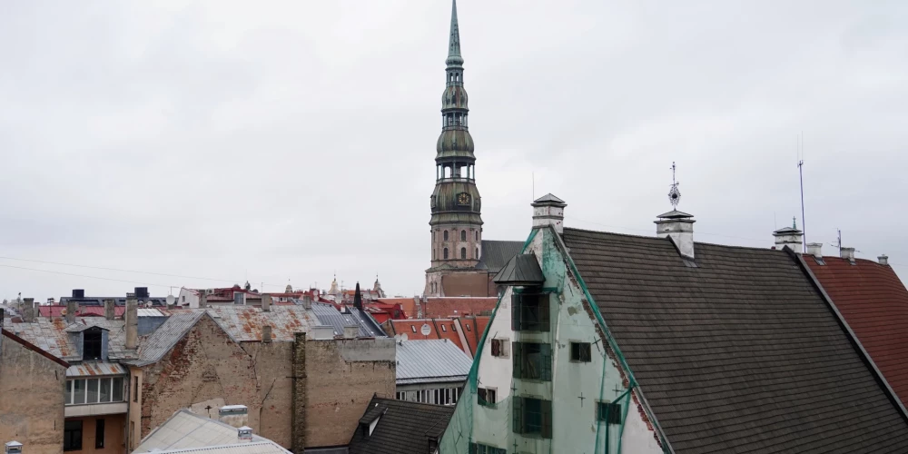 Skats uz Vecrīgas namu jumtiem un Rīgas Svētā Pētera baznīcas torni.