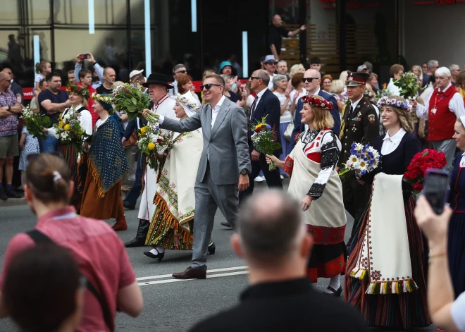 Vienoti dziesmā, dejā un tradīcijās: ko par Skolu jaunatnes dziesmu un deju svētkiem domā Siliņa, Ušakovs, Kleinbergs un citi