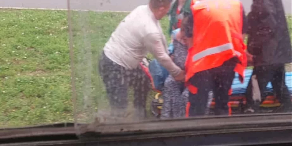 Ārsti palīdz cietušajai (aculiecinieces foto)