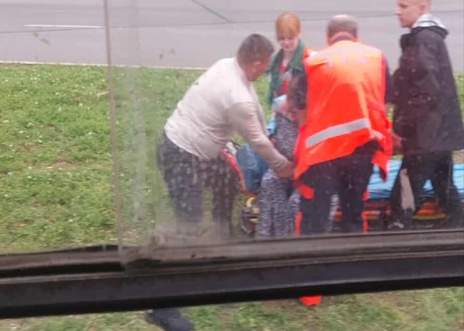 “Viņa visu laiku kliedza”. Pasažierei kļuvis slikti, uz laiku apturēta tramvaju kustība pie Brāļu kapiem