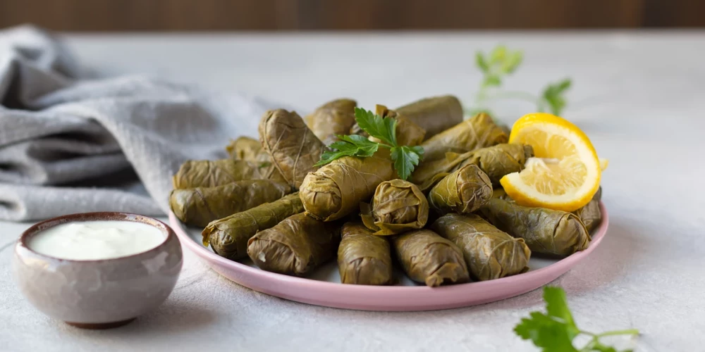Pildītas vīnogulāju lapas