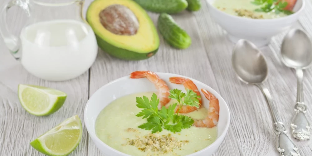 Aukstā avokado zupa ar zaļumiem