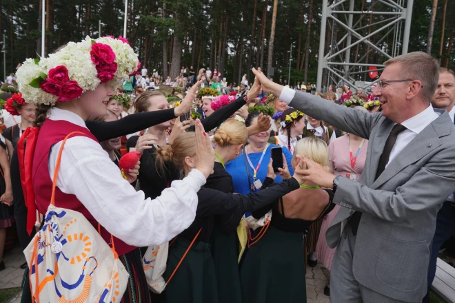 Valsts prezidents Edgars Rinkēvičs ar XIII Latvijas Skolu jaunatnes dziesmu un deju svētku noslēguma koncerta dalībniekiem (foto: Ilmārs Znotiņš / Valsts prezidenta kanceleja)